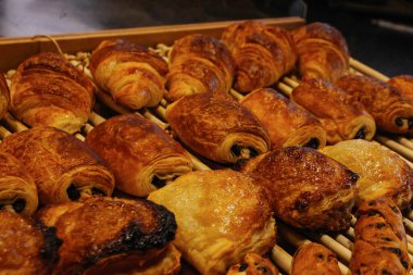 Fransız pastaları bir pastanede sergileniyor. 