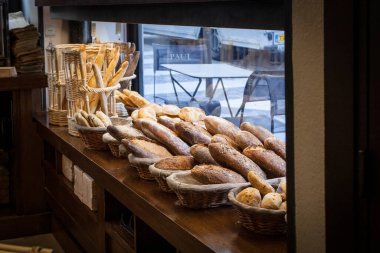 PARIS, FRANCE - 6 Ekim 2016: Paris 'in merkezinde geleneksel pastane Paul