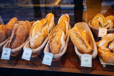 Fransız pastanesinde biraz ekmek.