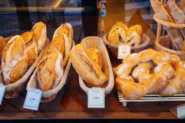 Fransız pastanesinde biraz ekmek.