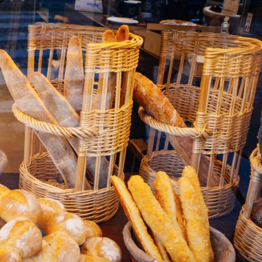 Fransız pastanesinde biraz ekmek.