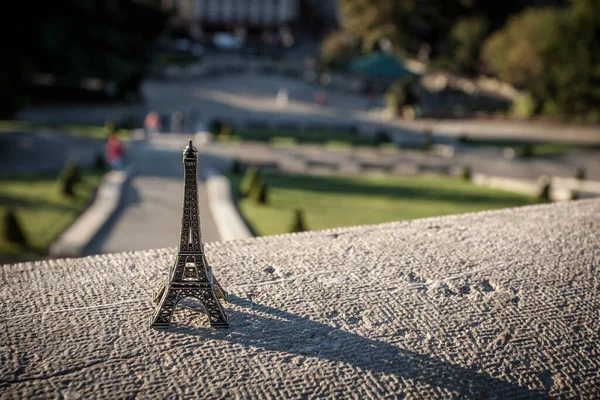 Paris França Outubro 2016 Montmartre Brinquedo Lembrança Eiffel Tover Fundo — Fotografia de Stock