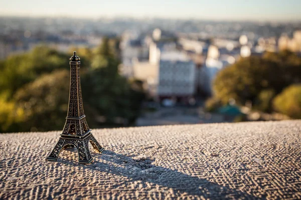 París Francia Octubre 2016 Montmartre Juguete Recuerdo Eiffel Sobre Fondo — Foto de Stock