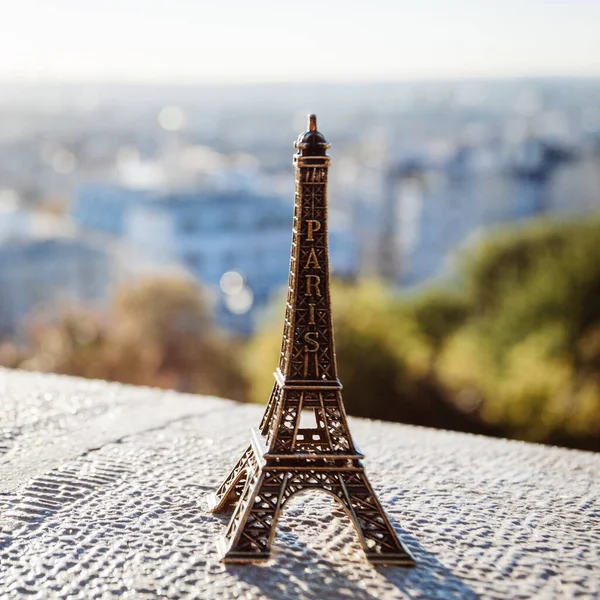 Paris Frankreich Oktober 2016 Montmartre Eiffelturm Souvenitspielzeug Hintergrund Des Sonnenaufgangs — Stockfoto