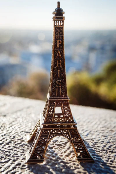 Париж Франция Октября 2016 Монмартр Сувенирная Игрушка Эйфелева Башня Фоне — стоковое фото