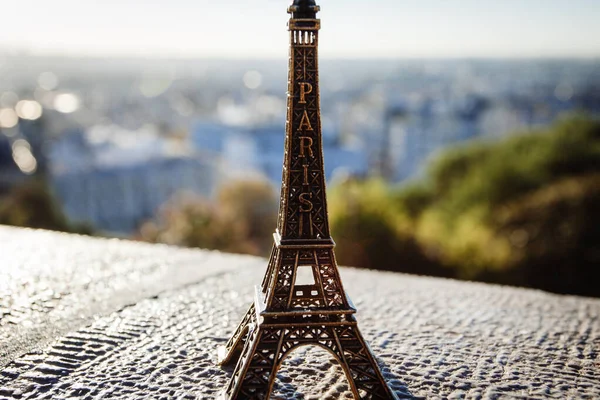 法国巴黎 2016年10月1日 蒙马特 从调查平台观看日出美景背景下的Eiffel Tover纪念品玩具 — 图库照片
