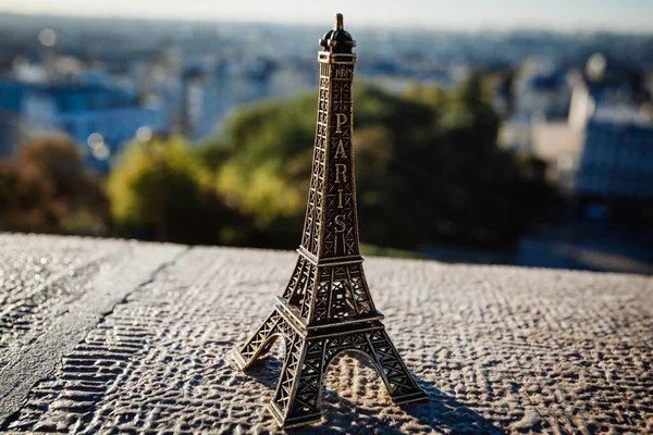 París Francia Octubre 2016 Montmartre Juguete Recuerdo Eiffel Sobre Fondo — Foto de Stock