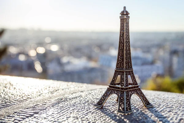 París Francia Octubre 2016 Montmartre Juguete Recuerdo Eiffel Sobre Fondo — Foto de Stock