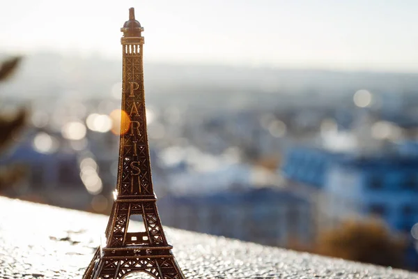 Paris Frankreich Oktober 2016 Montmartre Eiffelturm Souvenitspielzeug Hintergrund Des Sonnenaufgangs — Stockfoto