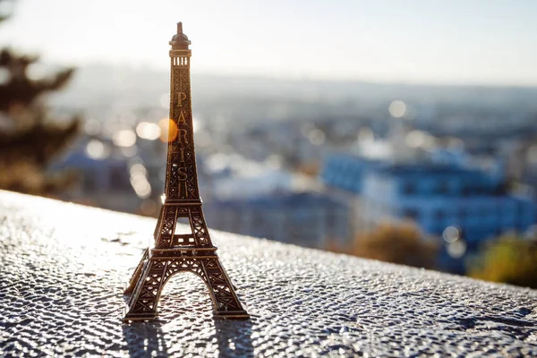 Paris França Outubro 2016 Montmartre Brinquedo Lembrança Eiffel Tover Fundo — Fotografia de Stock