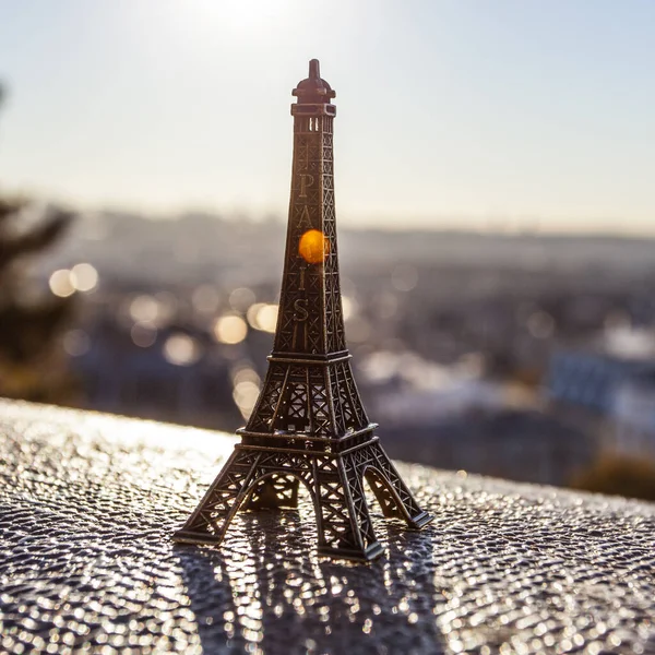 Paris Frankreich Oktober 2016 Montmartre Eiffelturm Souvenitspielzeug Hintergrund Des Sonnenaufgangs — Stockfoto