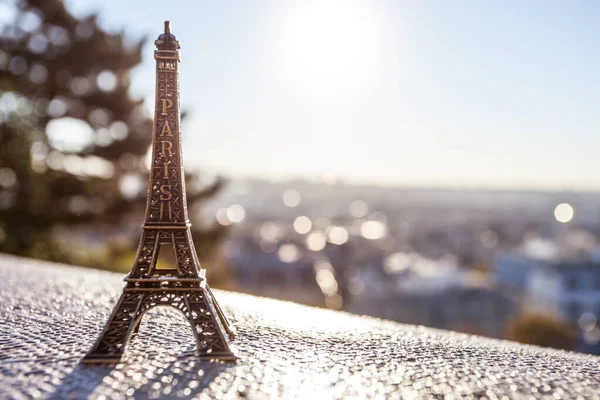 París Francia Octubre 2016 Montmartre Juguete Recuerdo Eiffel Sobre Fondo — Foto de Stock