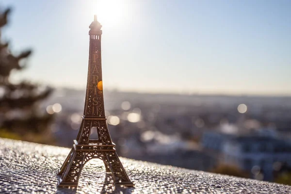Paris França Outubro 2016 Montmartre Brinquedo Lembrança Eiffel Tover Fundo — Fotografia de Stock