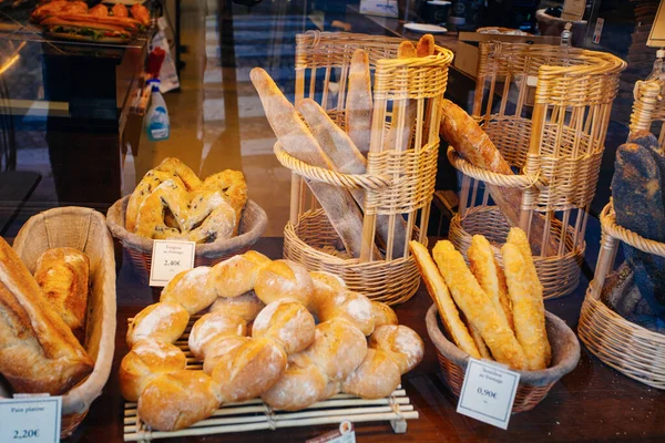 フレンチベーカリー店のパンは — ストック写真