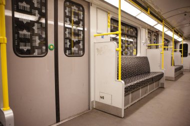 Berline metrosunun içinde.