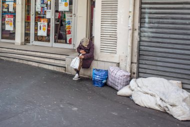 PARIS, FRANCE - 7 Ekim 2016: Evsiz bir kadın Fransa 'nın Paris' in göbeğinde para dileniyor
