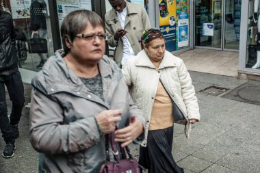 PARIS, FRANCE - 7 Ekim 2016: Yurttaşlar 7 Ekim 2016 