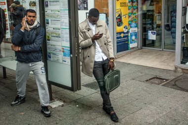 PARIS, FRANCE - 7 Ekim 2016: İnsanlar otobüs durağında bekliyor - Paris, Fransa 'da toplu taşıma