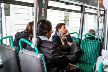 PARIS, FRANSA - Ekim 2016: Paris 'te halk otobüsündeki yolcular, Fransa' da ulaşım