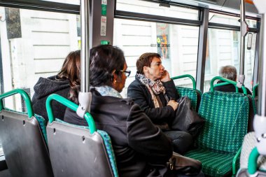 PARIS, FRANSA - Ekim 2016: Paris 'te halk otobüsündeki yolcular, Fransa' da ulaşım
