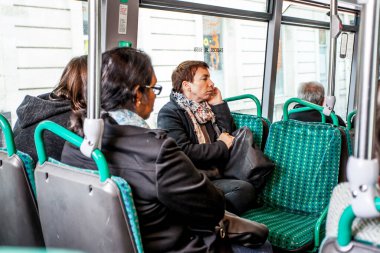 PARIS, FRANSA - Ekim 2016: Paris 'te halk otobüsündeki yolcular, Fransa' da ulaşım