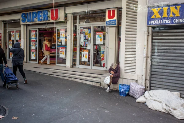 法国巴黎 2016年10月7日 一名无家可归的妇女在法国巴黎市中心乞讨钱财 — 图库照片