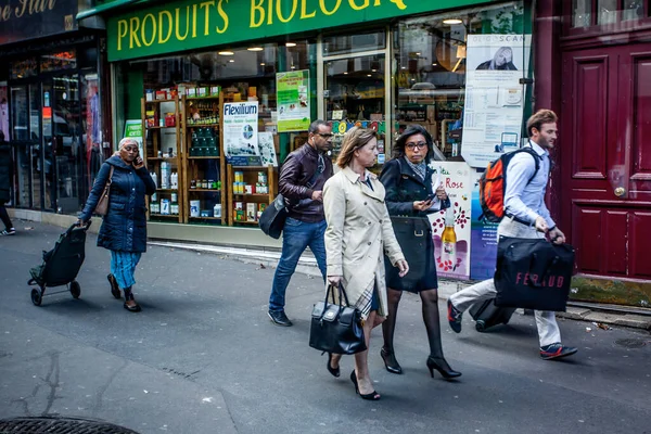 フランス 2016年10月7日 市民は2016年10月7日にパリで通り カフェテリア 店舗を通ります 昼間のパリのストリートライフ — ストック写真