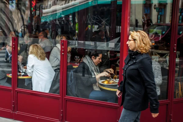 Paris França Outubro 2016 Cidadãos Passam Por Ruas Cafetarias Lojas — Fotografia de Stock