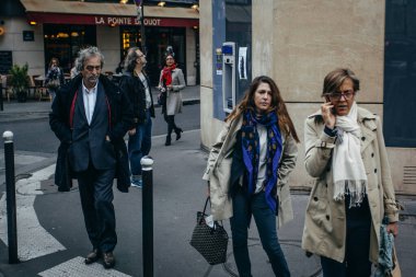 PARIS, FRANCE - 7 Ekim 2016: Yurttaşlar 7 Ekim 2016 