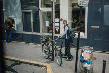 PARIS, FRANCE - 7 Ekim 2016: Yurttaşlar 7 Ekim 2016 