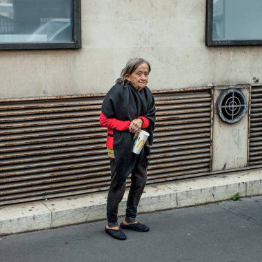 PARIS, FRANCE - 7 Ekim 2016: Evsiz bir kadın Fransa 'nın Paris' in göbeğinde para dileniyor