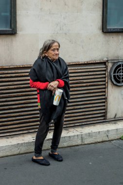 PARIS, FRANCE - 7 Ekim 2016: Evsiz bir kadın Fransa 'nın Paris' in göbeğinde para dileniyor