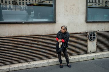 PARIS, FRANCE - 7 Ekim 2016: Evsiz bir kadın Fransa 'nın Paris' in göbeğinde para dileniyor