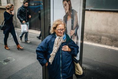 PARIS, FRANCE - 7 Ekim 2016: Yurttaşlar 7 Ekim 2016 