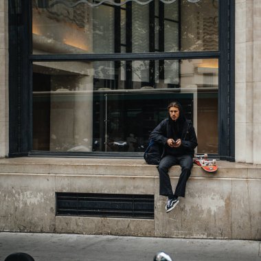 PARIS, FRANCE - 7 Ekim 2016: Yurttaşlar 7 Ekim 2016 