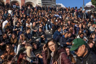 PARIS, FRANCE - 9 Ekim 2016: Merdivenlerde bir sürü turist oturuyor. Paris, Fransa 'da hafta sonu Montmartre Festivali sırasında Sacre Coeur Bazilikası' nda.