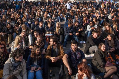 PARIS, FRANCE - 9 Ekim 2016: Merdivenlerde bir sürü turist oturuyor. Paris, Fransa 'da hafta sonu Montmartre Festivali sırasında Sacre Coeur Bazilikası' nda.