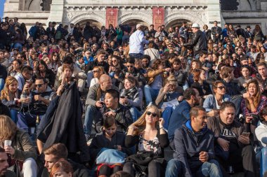 PARIS, FRANCE - 9 Ekim 2016: Merdivenlerde bir sürü turist oturuyor. Paris, Fransa 'da hafta sonu Montmartre Festivali sırasında Sacre Coeur Bazilikası' nda.