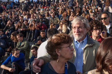 PARIS, FRANCE - 9 Ekim 2016: Merdivenlerde bir sürü turist oturuyor. Paris, Fransa 'da hafta sonu Montmartre Festivali sırasında Sacre Coeur Bazilikası' nda.