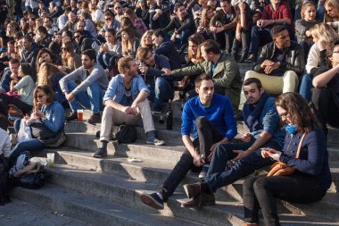 PARIS, FRANCE - 9 Ekim 2016: Merdivenlerde bir sürü turist oturuyor. Paris, Fransa 'da hafta sonu Montmartre Festivali sırasında Sacre Coeur Bazilikası' nda.