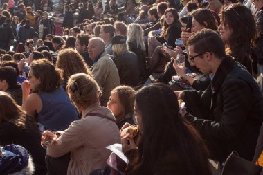 PARIS, FRANCE - 9 Ekim 2016: Merdivenlerde bir sürü turist oturuyor. Paris, Fransa 'da hafta sonu Montmartre Festivali sırasında Sacre Coeur Bazilikası' nda.