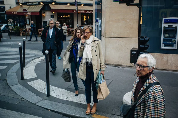 フランス 2016年10月7日 市民は2016年10月7日にパリで通り カフェテリア 店舗を通ります 昼間のパリのストリートライフ — ストック写真