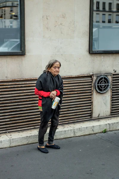 法国巴黎 2016年10月7日 一名无家可归的妇女在法国巴黎市中心乞讨钱财 — 图库照片