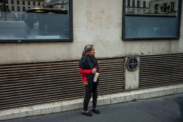 Paříž Francie Října 2016 Bezdomovkyně Prosí Peníze Centru Paříže Francii — Stock fotografie