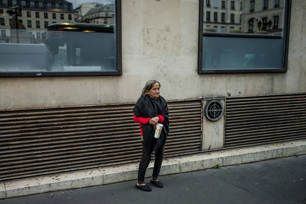 Paris Franța Octombrie 2016 Femeie Fără Adăpost Imploră Bani Centrul — Fotografie, imagine de stoc