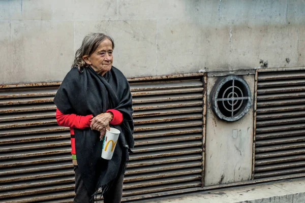 フランス 2016年10月7日 ホームレスの女性がフランスのパリの中心部でお金を求めています — ストック写真