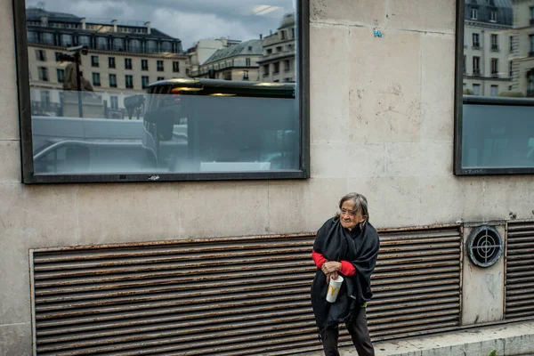 París Francia Octubre 2016 Una Mujer Sin Hogar Está Pidiendo — Foto de Stock