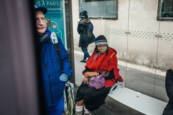 法国巴黎 2016年10月7日 在巴士站附近行走的妇女 法国巴黎公共交通 — 图库照片