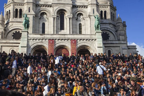 París Francia Octubre 2016 Muchos Turistas Sentados Las Escaleras Basílica — Foto de Stock