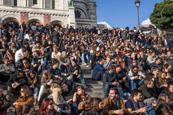 París Francia Octubre 2016 Muchos Turistas Sentados Las Escaleras Basílica — Foto de Stock